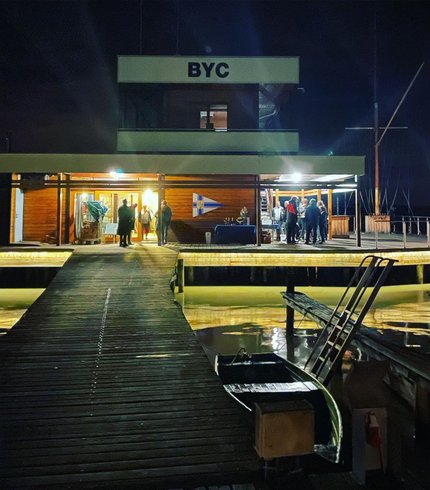 Das Clubhaus bei einer Party bei Nacht. (c) Lucanus Polagnoli