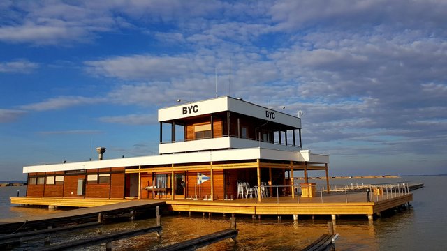 Das BYC-Clubhaus vom Steg aus gesehen. &copy; Robert Peterka